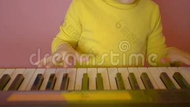 幼儿学习弹钢琴.